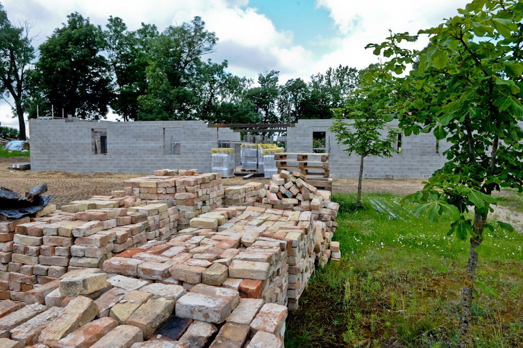 Ar vecās kalpu mājas ķieģeļiem tiks apmūrēta jaunā muzeja ēka – muzejs būs plašāks, ērtāks, modernāks, bet pašreizējo ēku apdzīvos Čakstu ģimene.