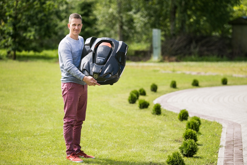 Mārtiņš Dobrājs ar Husqvarna Automower, kuram jau dots vārds Havjērs – kā jau kārtīgam dārzniekam pieklājas.