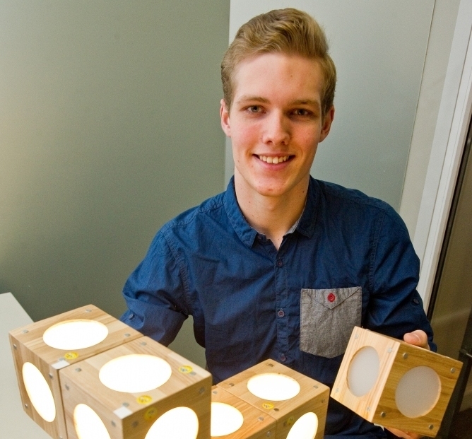 «Ideja radās pirms sešiem gadiem, kad mācījos 7. klasē. Man gribējās istabā kādu jaunu apgaismes objektu. Vienu rītu pamodos ar domu, ka varētu uzbūvēt kaut ko, ko iespējams mainīt. Iedomājos, ka visu varētu stiprināt kopā ar magnētiem, jo caur tiem iet elektrība. Tā radās doma par kubu, kam var pielikt klāt citus kubus,» par nu jau starptautisku atzinību guvušā produkta rašanos stāsta Ralfs Rogaļevs.