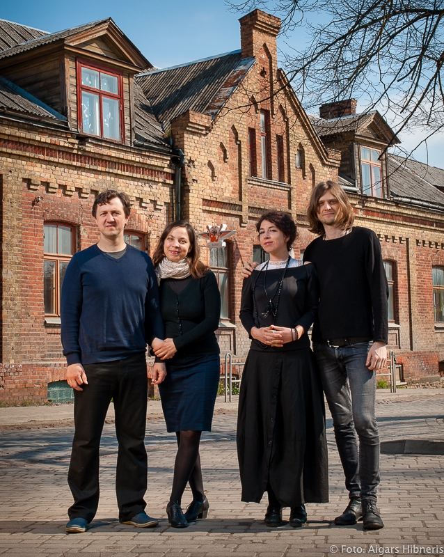 Grāmatas pirmsākumi meklējami “Nātres” vadītājas Daces Indrikas idejā par lielformāta fotoizstādi, kurā tika atspoguļoti izcilu jelgavnieku 12 fotostāsti. Vienā no fotogrāfijām iemūžināti Endijs Rožkalns, Zane Rožkalna, Ieva Reinberga-Ramiņa un Ervīns Ramiņš.