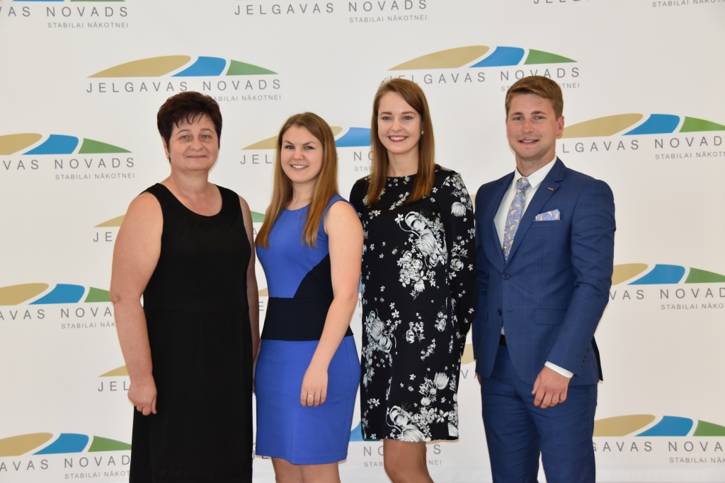 Jelgavas novada domes priekšsēdētāja vietniece Aija Tračuma ar stipendiātiem Ilzi Jansoni, Kristu Umbraško un Raivi Eihenbaumu.