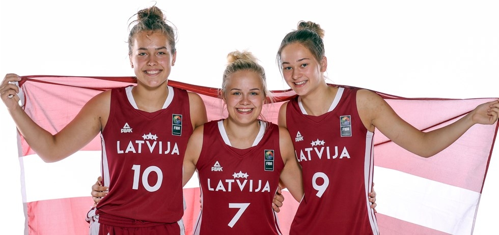 Janeta Rozentāle (pirmā no labās)