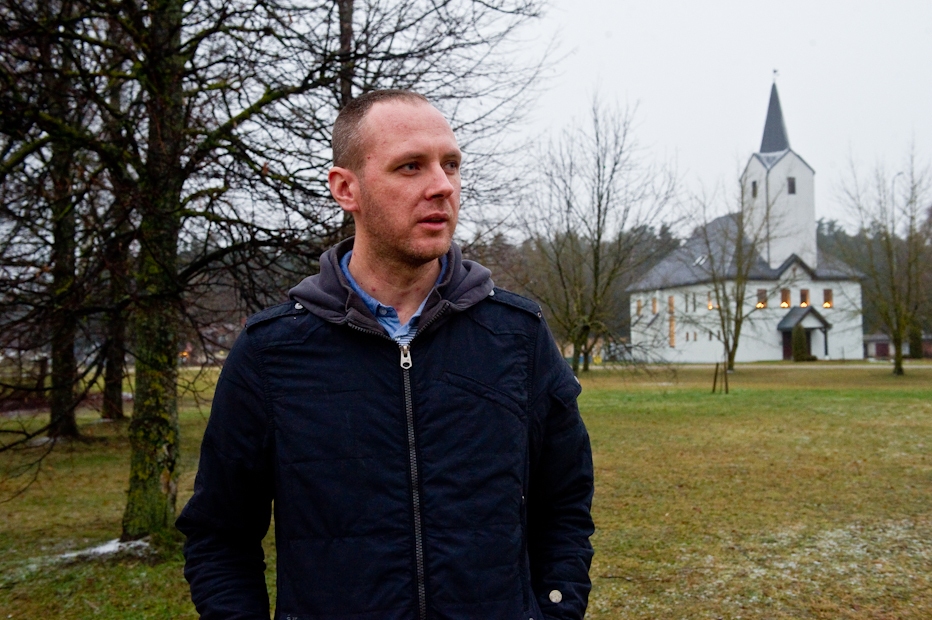 Parakstu vākšanas iniciators agrākais pašvaldības deputāts Mārtiņš Prīsis teic, ka pašvaldībā pastāvošā kārtība neliek rīkot sabiedrisko apspriešanu par “Krogzemju” attīstīšanu, bet zemesgabals atrodas ciema centrā, un tādēļ tas būtu jādara.