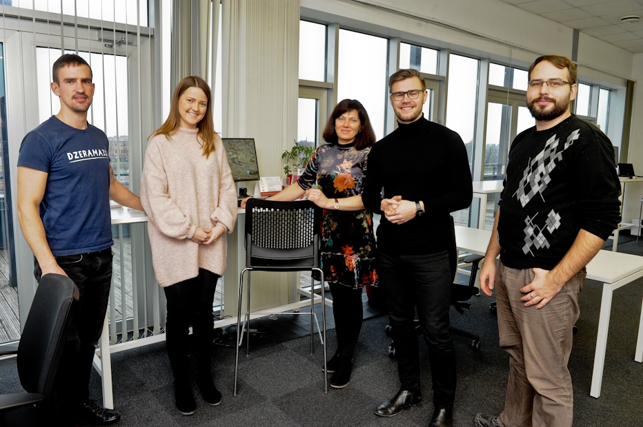 Jelgavas Biznesa inkubatora vadītājs Ņikita Kazakevičs, darbinieces Agnese Oļševska un Renāte Bērante, kā arī inkubatorā iesaistītie uzņēmēji Rolands Briņķis un Āris Kļaviņš.