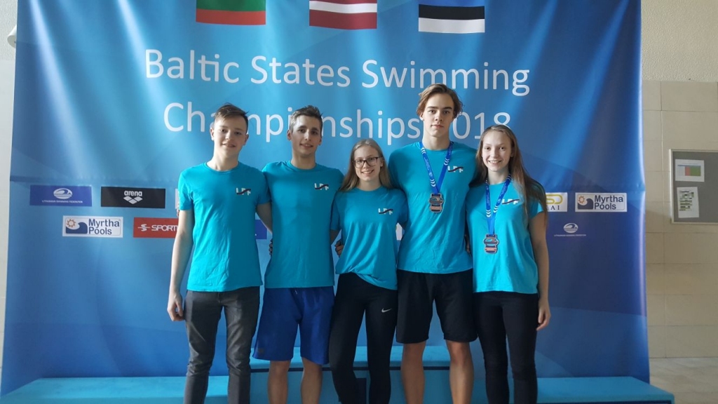 No kreisās: Germans Golcvarts, Jevgeņijs Boicovs, Anete Meja Kalniete, Didzis Rudavs un Jana Dobrjanska