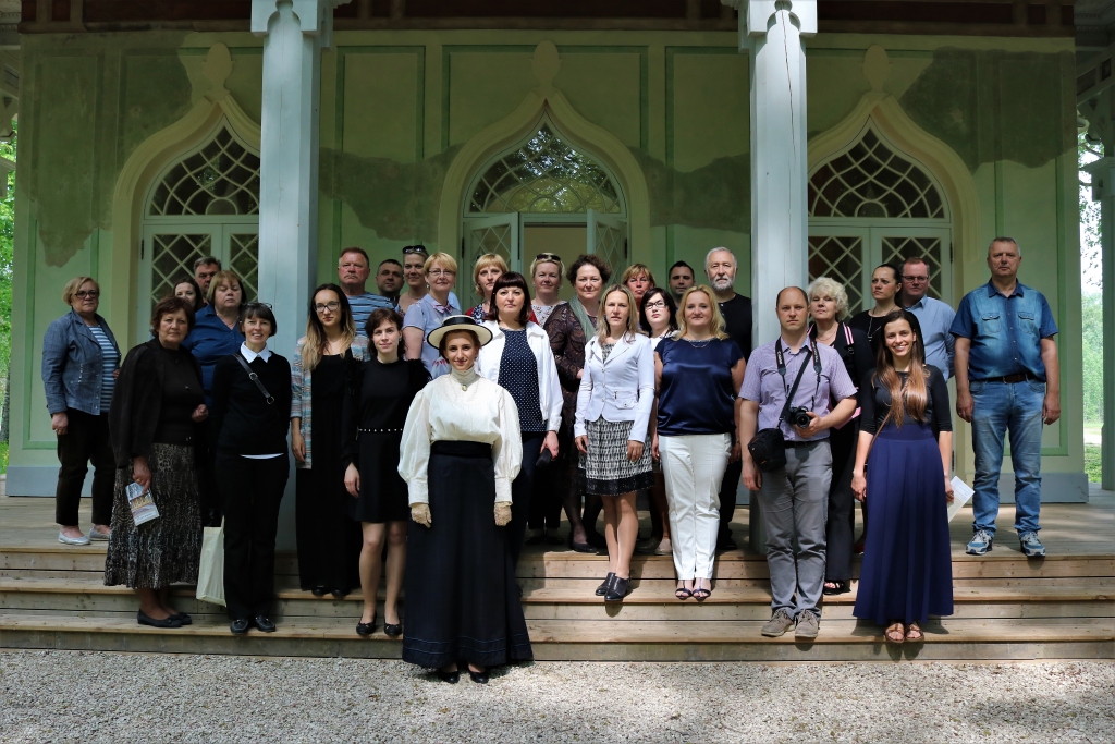 Projekta atklāšanas pasākuma dalībnieku kopbilde Elejas parkā