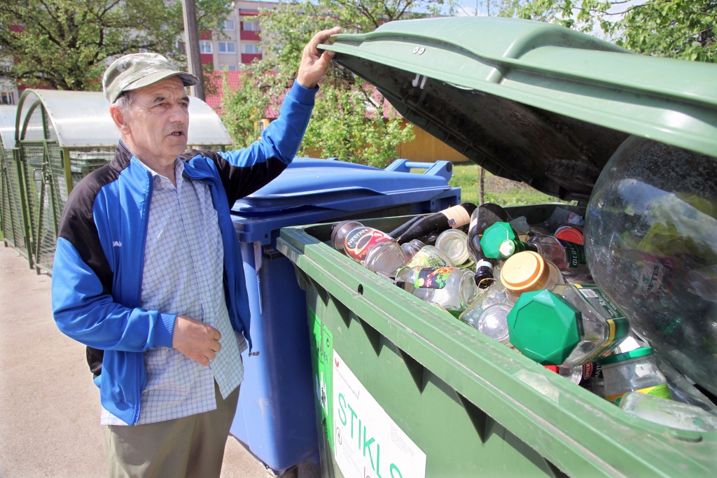 Aleksandrs Vasiļjevs novērojis, ka arī uz atkritumu tvertnēm ir uzrakstīts, ko drīkst un ko nedrīkst mest, bet neviens to nelasot.