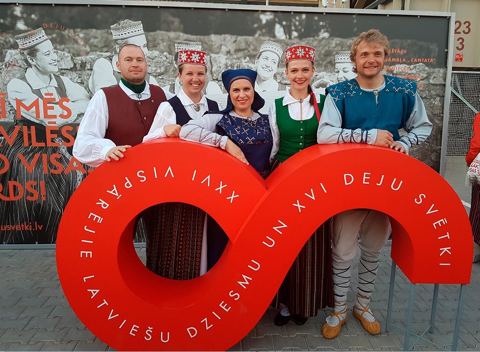 No kreisās: Ražošanas vadītājs Lauris Čekanovskis (VPDK “Svirlauka”), Iepirkumu daļas vadītāja Liene Liniņa (VPDK “Svirlauka” un JDK “Skalbe” vadītāja), Operatīvā vadītāja Laila Keisele (VPDK “Teiksma”), Loģistikas nodaļas plānošanas speciāliste Ligita Burķīte (JDK “Skalbe”), Ražošanas projektu vadītājs Gatis Vāczems (TDA “Lielupe”)