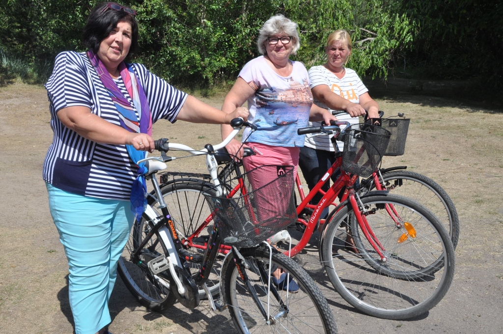 Velo trijotne no Pāvilostas muzeja. Muzeja vadītāja Irina Kurčanova (no kreisās) un viņas kolēģes – Larisa Ķipste un Sandra Tetere.
