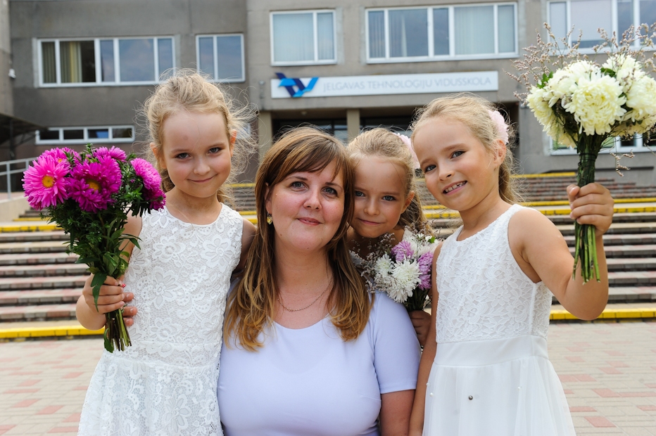 Inga ar Maiju, Martu un Māru pie Tehnoloģiju vidusskolas, kurā jau mācās lielie brāļi.