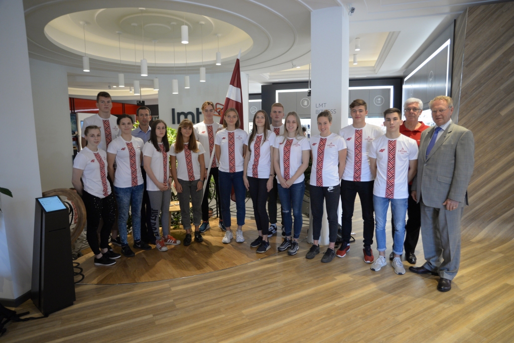 Didzis Rudavs (pie karoga) izvēlēts par III Jaunatnes olimpisko spēļu Latvijas delegācijas karognesēju