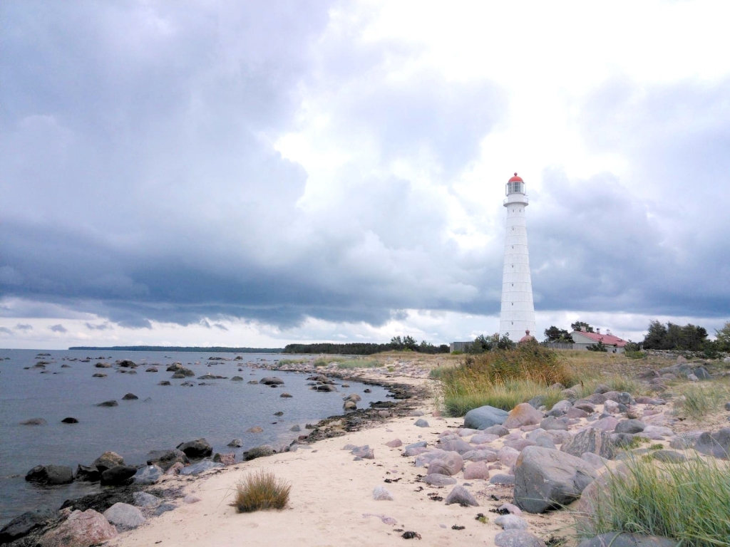 Tahkunas bāka tiek uzskatīta par Igaunijas piekrastes augstāko bāku. Tā atrodas ļoti skaistā ainaviskā vietā starp kadiķīšiem un akmens krāvumiem.