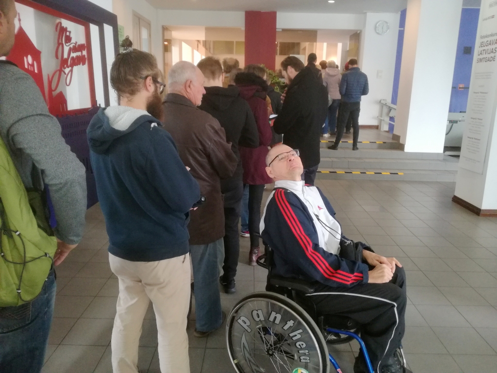 Piektdienas pusdienlaikā 190. vēlēšanu iecirknī Jelgavas Kultūras namā bija izveidojusies ap 70 cilvēku gara rinda.