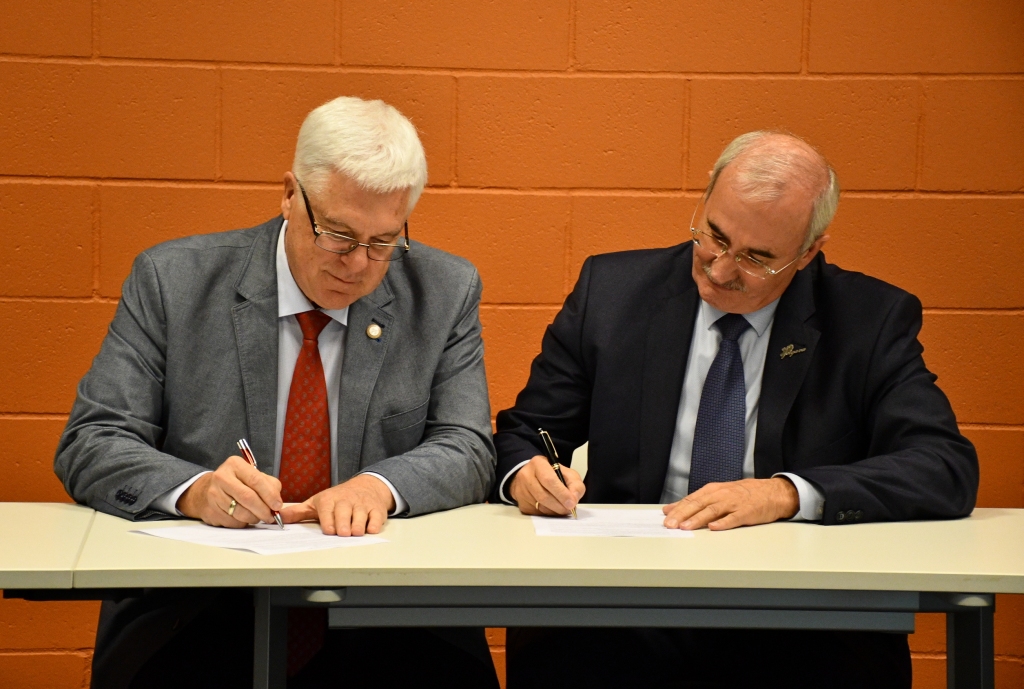 LOK prezidents Aldons Vrubļevskis un Jelgavas domes priekšsēdētājs Andris Rāviņš paraksta sadarbības līgumu par jaunatnes olimpiādes rīkošanu Jelgavā.  