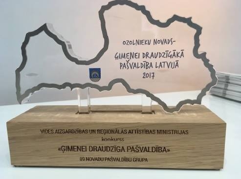 Par 2017. gada ģimenēm draudzīgāko novadu grupā atzīta Ozolnieku novada pašvaldība.