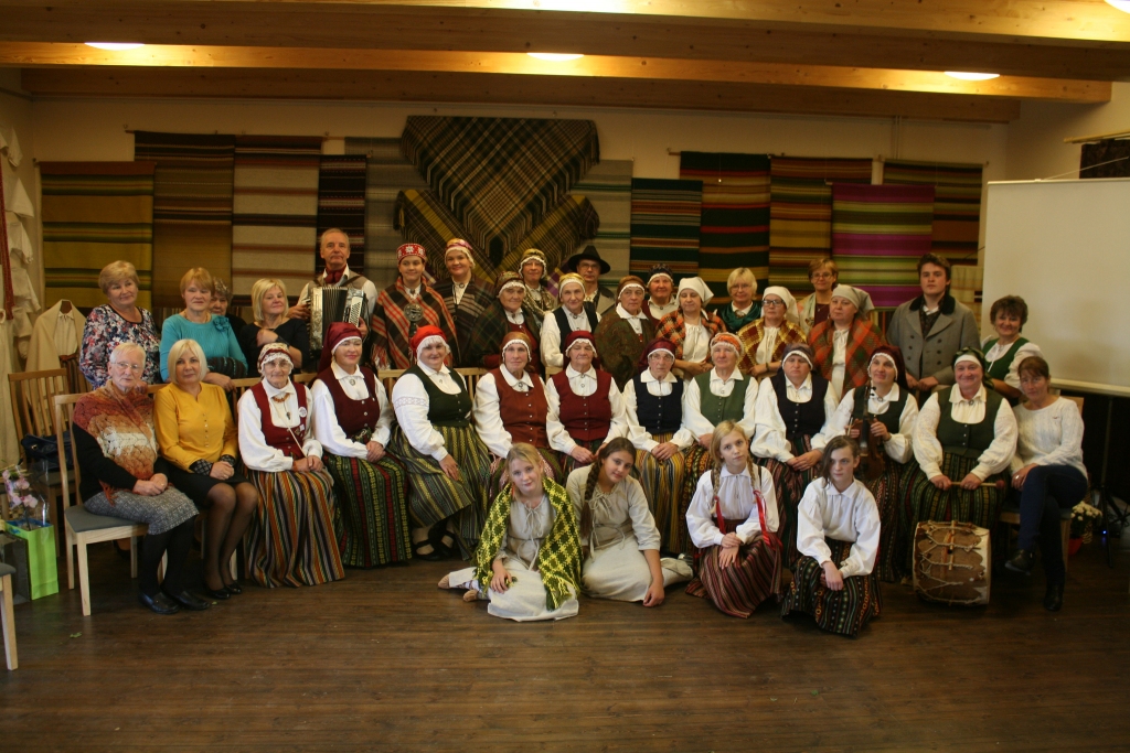 “Pikšās” TLMS “Līve” izstāde – “Līves” dalībnieces un vadītāja Ligita Ozolniece, “Zemgaļi”, folkloras kopas no Valgundes, Olaines, Vilces, radi un draugi.