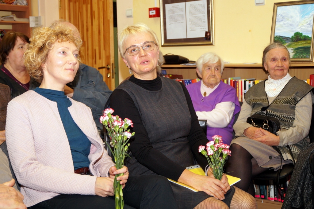 Kaut arī vēsturniece Santa Vītiņa (no kreisās) un profesionāla dzimtu pētniece Agnese Lūse dzīvo citviet, tomēr reizi gadā viņas brauc uz saietu savā senču zemē – vecajā Kalnciema pagastā. Otrajā rindā – vēsturnieces māte Maija Vītiņa (no labās), kas ieprecējusies Kalnciema pagastā,
blakus – valgundniece skolotāja Mirdza Granta, kuras darba mūžs ritējis Kalnciema vidusskolā un kuru arī ļoti cienījamos gados saista vietējā
kultūras dzīve.