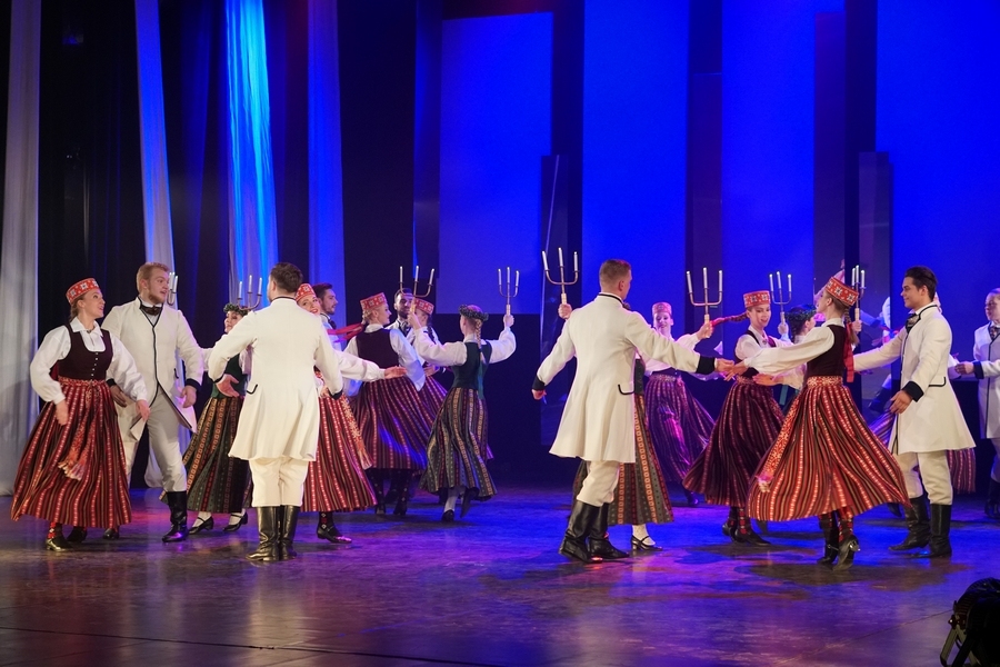 Viļa Ozola “Sader liepa ar ozolu” dejos “Diždancis”

 