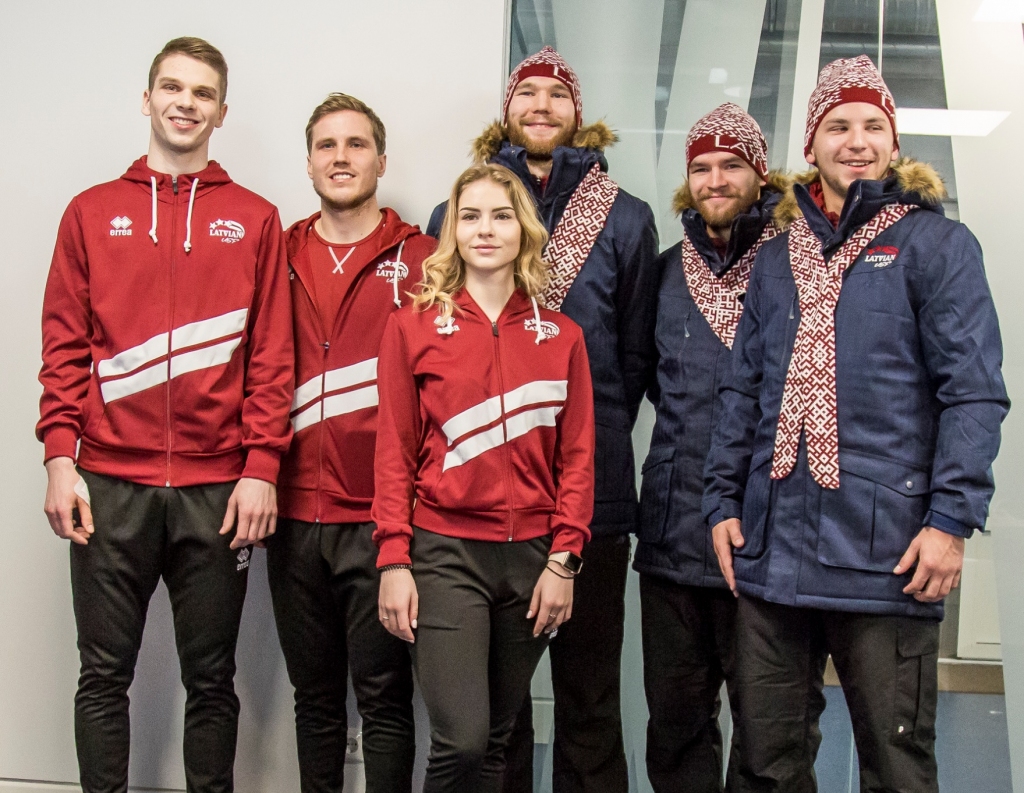 Sportisti treniņa un parādes tērpu prezentācijā: Endijs pa kreisi, Kristaps trešais no kreisās.


