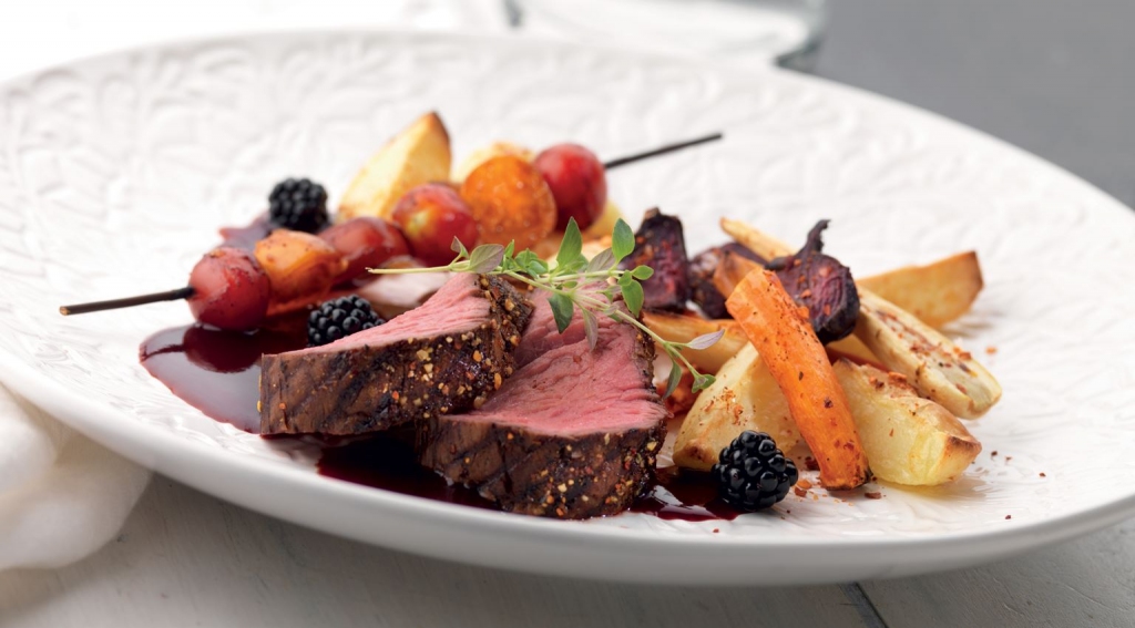 Grilēta liellopa fileja ar krāsnī ceptiem sakņu dārzeņiem un sarkanvīna mērci