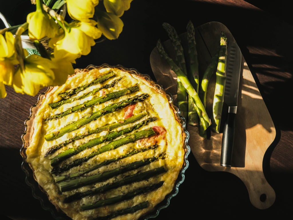 Brokastu tarte ar sparģeļiem