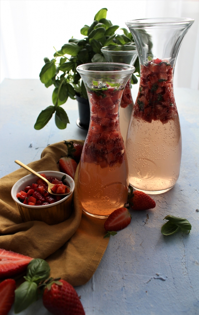 Zemeņu, gurķu un bazilika svaigums ar medu
