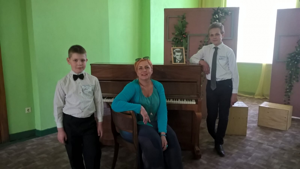 Pedagoģe Ilze Indrikova ar saviem audzēkņiem