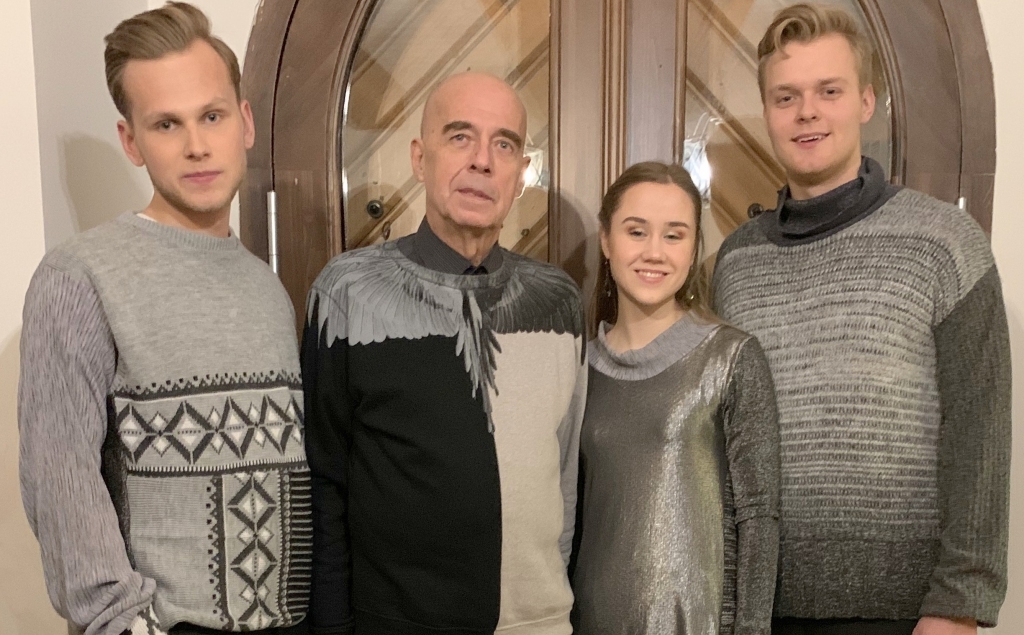 Toms Kursītis, Emīlija Pavlovska un Dagnis Roziņš kopā ar komponistu Mārtiņu Braunu.

 