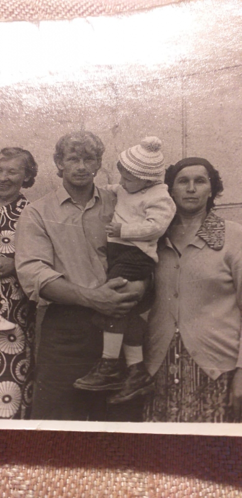 Tēva  Aivara  fotogrāfija  kur viņš tur mani - Aleksandru
 