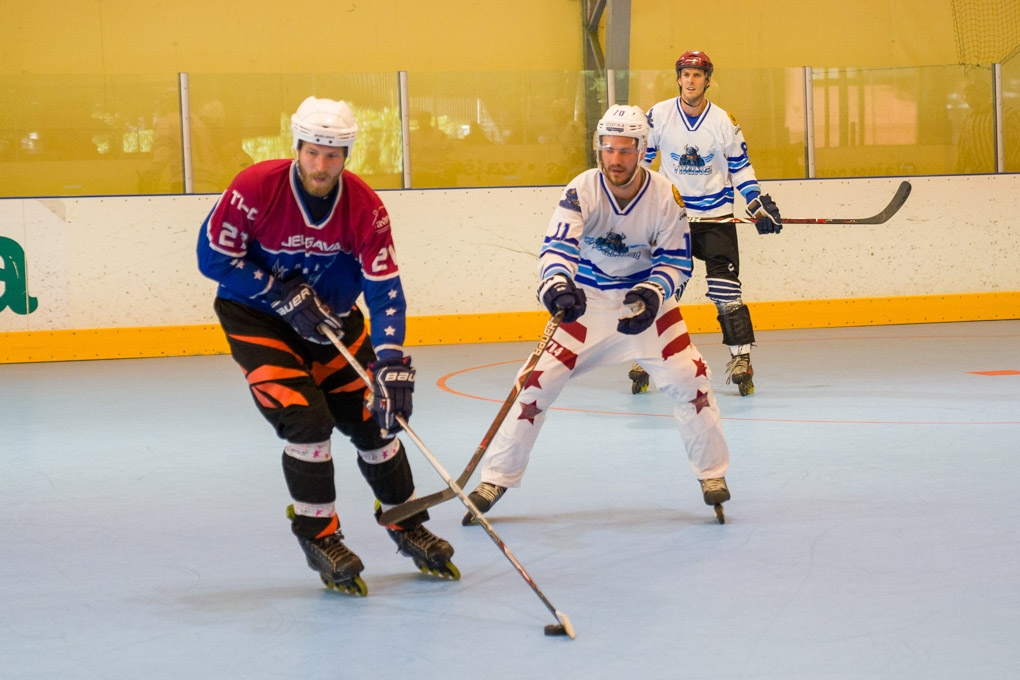 Jānis Bullītis (no kreisās) un Miks Indrašis (centrā) 