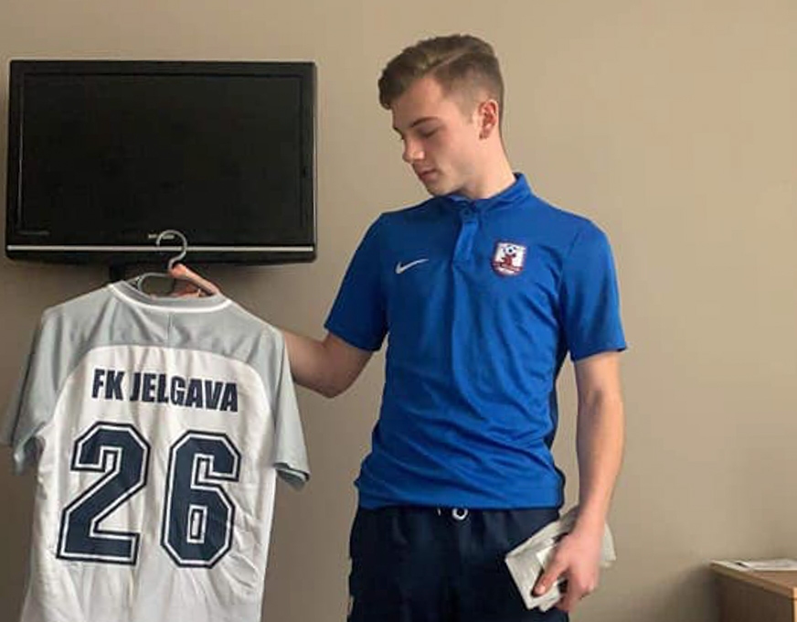 Beļģu uzbrucējs Jentls de Bātss tur rokās FK 