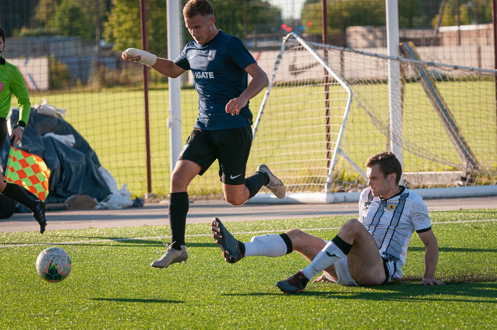 Matīss Baškevics ar ģipsētu roku pārlec pāri pretiniekam