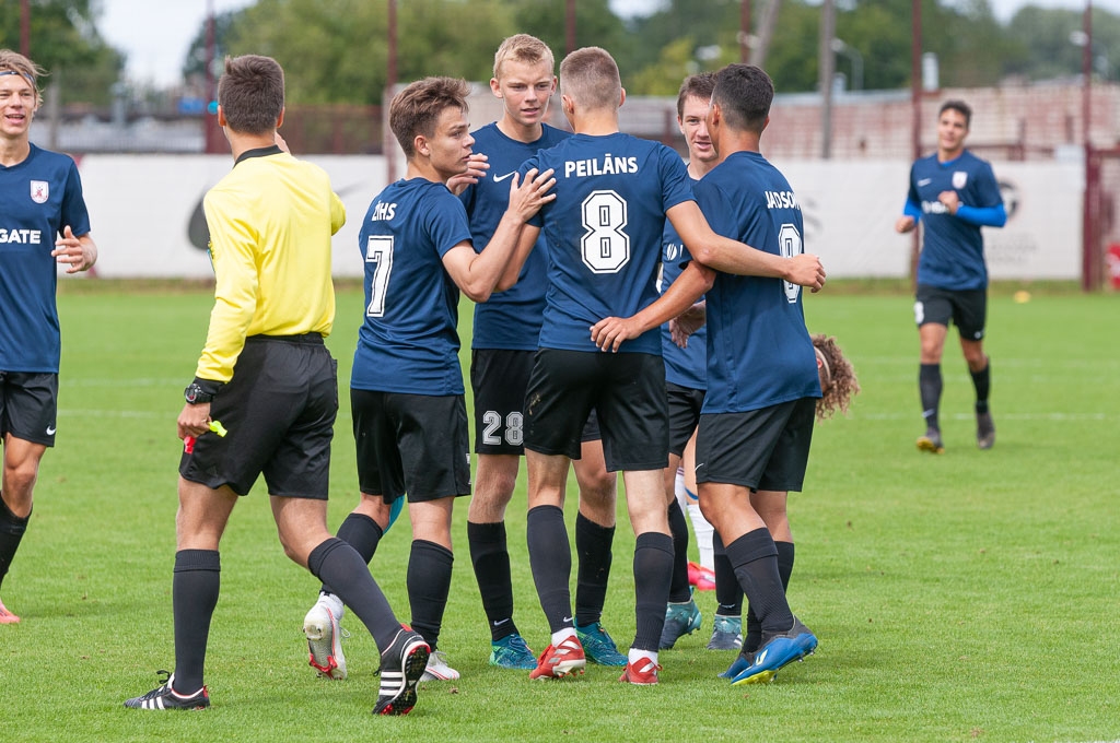 Albatroz SC/FS Jelgava spēlētāji svin gūtos vārtus