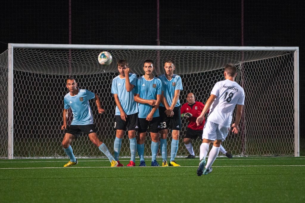 Ralfs Maslovs izmanto brīvsitienu