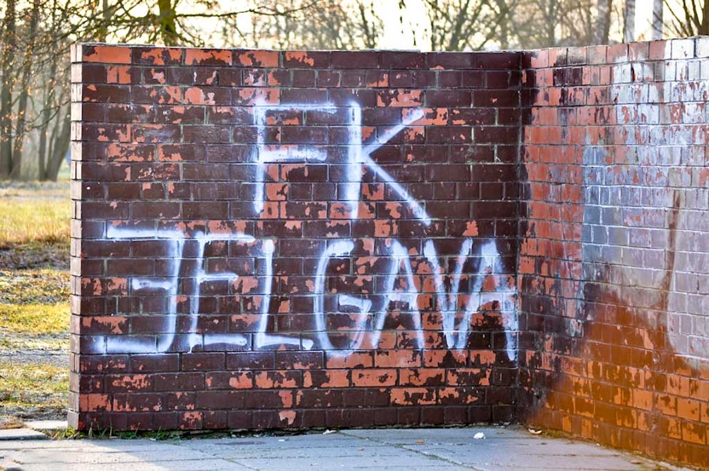 Uzraksts uz bijušās pieturas mūra pie RAF rūpnīcas