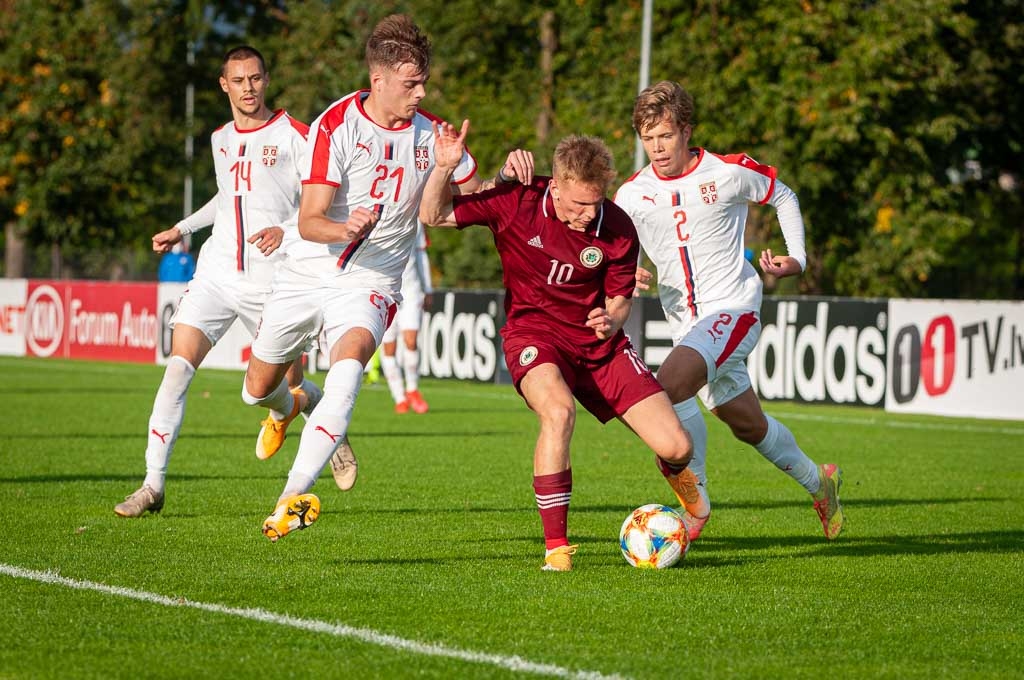 Jānis Grinbergs iesaistās cīņā ar trim Serbu izlases spēlētājiem