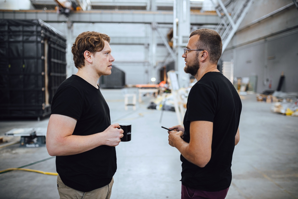 “Manta North” līdzīpašnieki Raimonds Gusarevs (no kreisās) un Matīss Kuba ražotnē Jelgavā