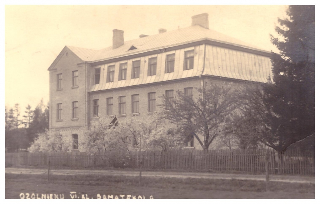 Ozolnieku sešgadīgā pamatskola 20. gs. 30. gadu beigās


