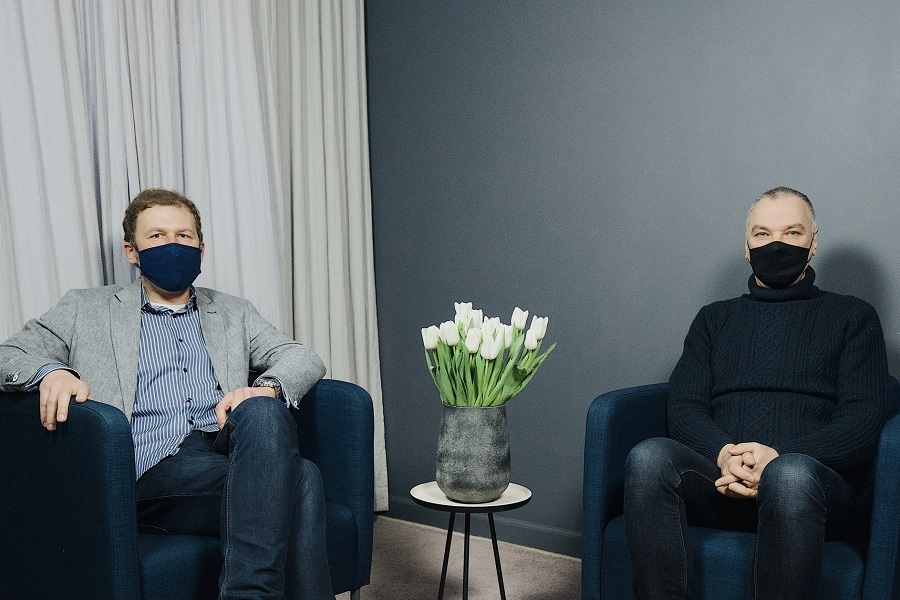 (no kreisās) raidījuma vadītājs  psihoterapeits Nils Sakss Konstantinovs