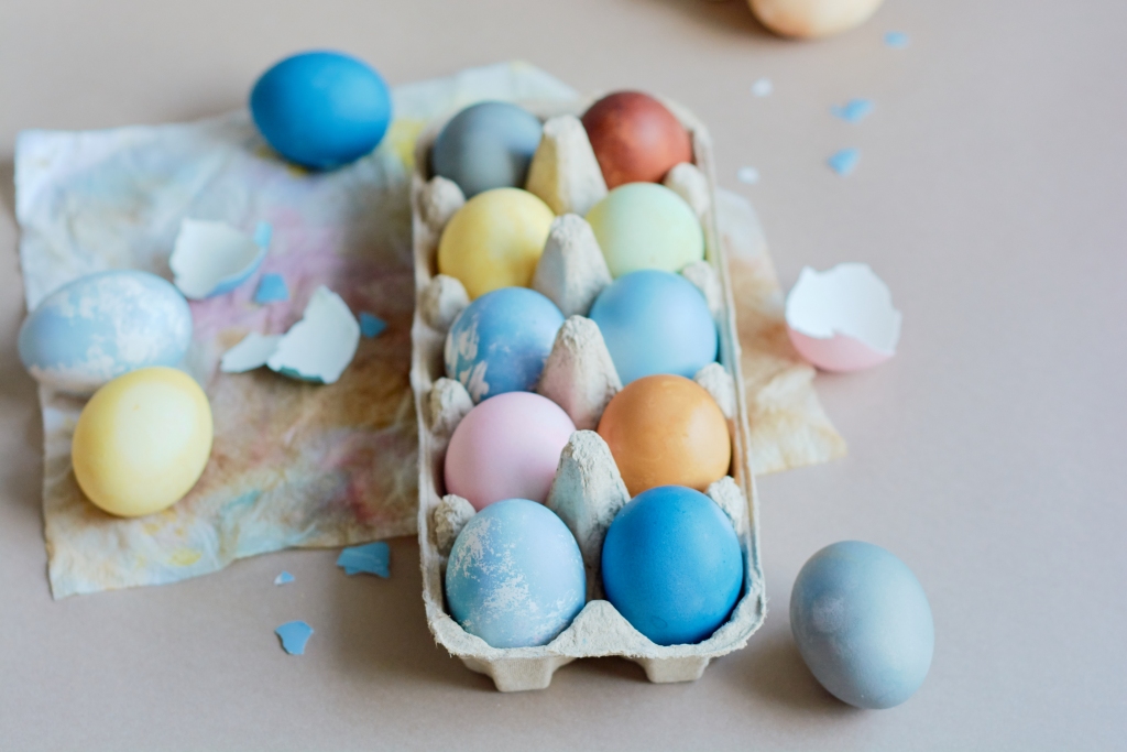 Spilgtas, dabiskās krāsvielās krāsotas olas