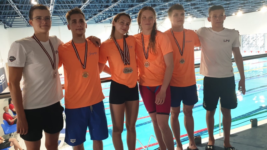 No kreisās Matīss Kaktiņš, Jevgeņijs Boicovs, Elīza Lagzdiņa, Laura Šinkus, Maksims Ņikitins un Kristiāns Brenčs