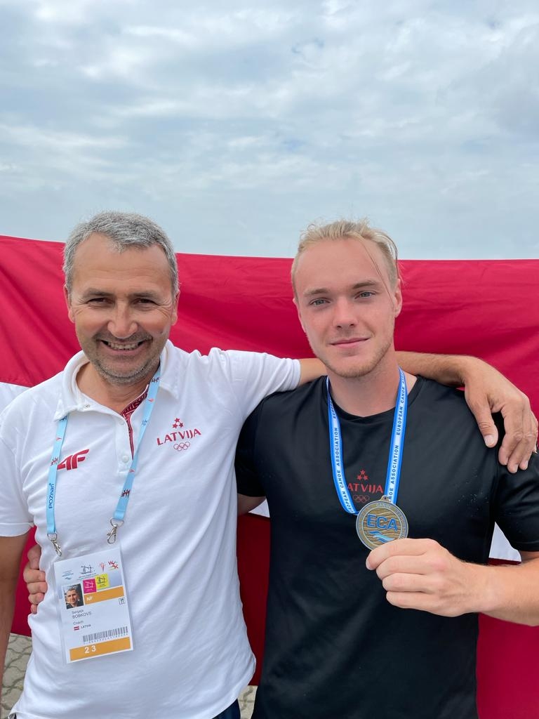 Roberts Lagzdiņš kopā ar treneri Sergeju Bobkovu    