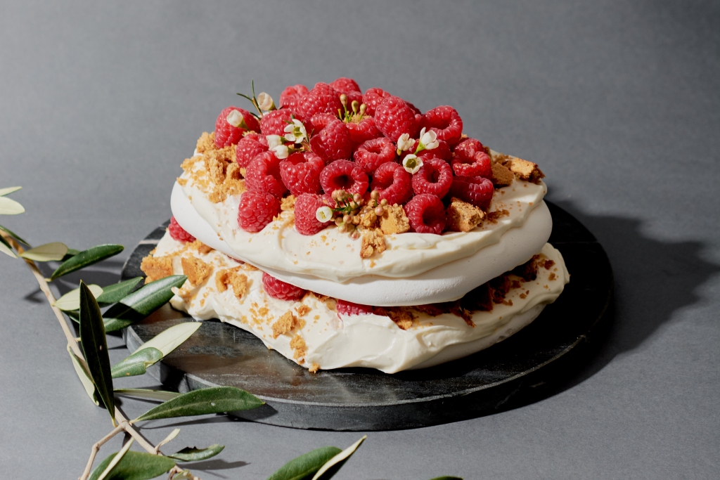 Vegāniskā bezē kūka ar ogām