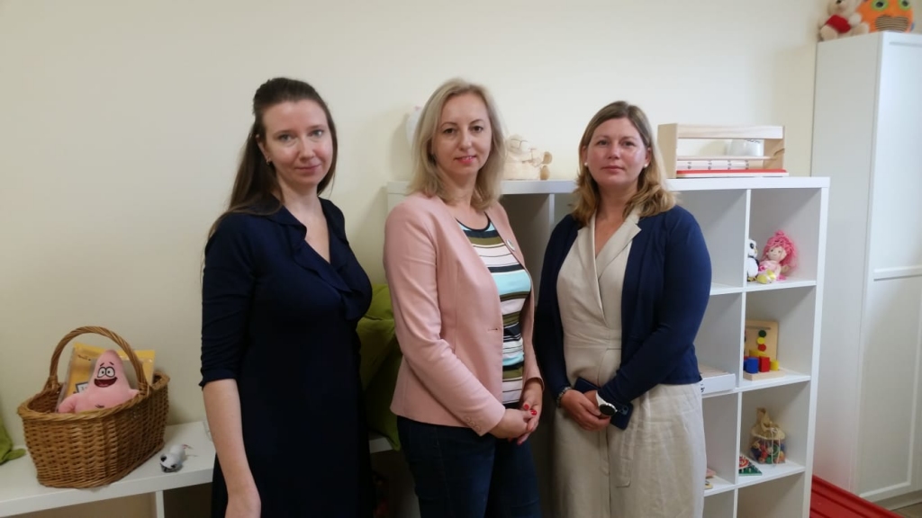 Mākslas terapeite Maira Šteinerte (no kreisās), psihoterapeite Baiba Blomniece – Jurāne (vidū) un projektu vadītāja Baiba Brice (no labās)