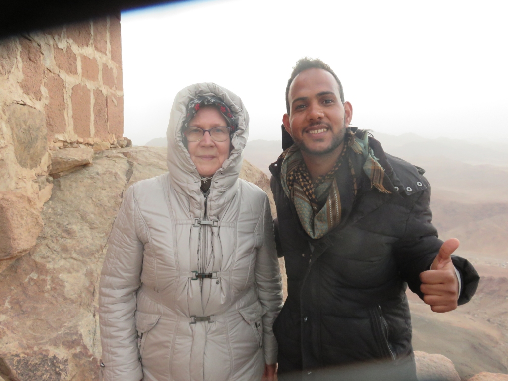 Ēģiptē –Sinaja kalna virsotnē ar tūristu pavadoni beduīnu Ali
