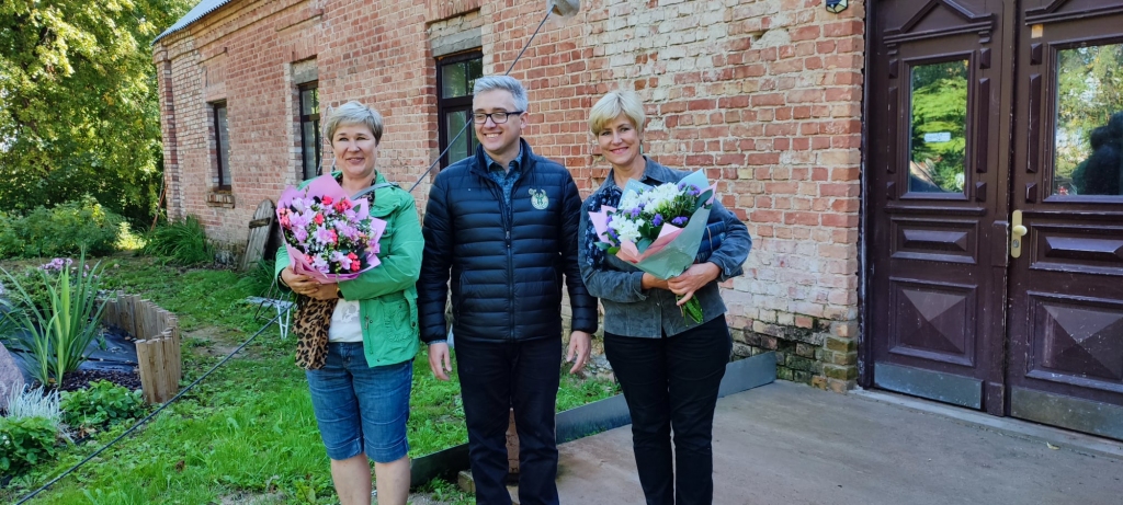 Pēteris Burģelis Jēkabniekos pie vecvecvectēva skolas. No kreisās -Gunita Kulmane, no labās - Laine Mugurēviča