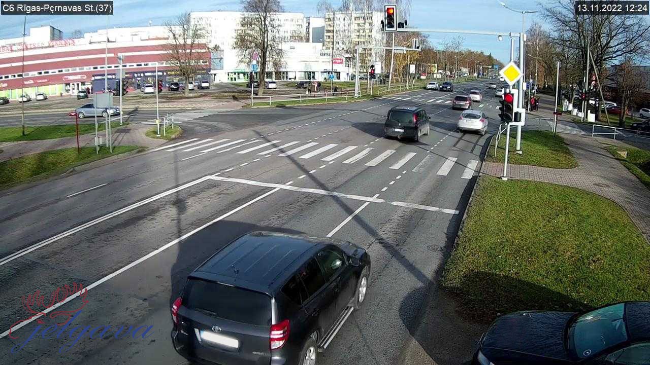 Par braukšanu pie sarkanā signāla Jelgavas Pašvaldības policija šogad  sodījusi jau 44 autovadītājus –
