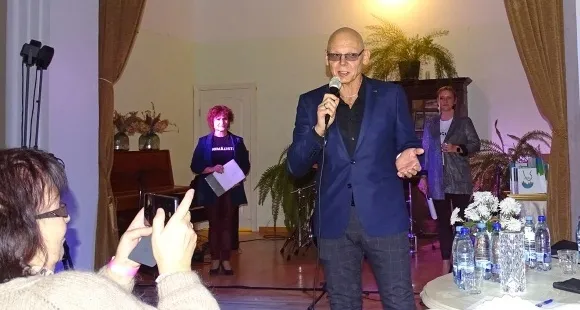 ŽŪRIJAS LOCEKLIS Artūrs Reiniks tieši konkursa dienā svin dzimšanas dienu.