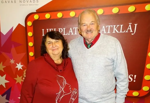 “MUMS PATIKA visi konkursanti, tomēr balsojām par grupu “Aritmija”, jo gribam atbalstīt jauniešus, kuri prot spēlēt dažādus instrumentus,” teic jelgavnieki Ilga un Leonīds. Viņi ir aktīvi dažādu kultūras pasākumu un balles deju apmeklētāji.