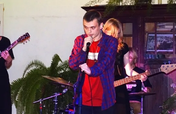 ALEKSANDRS ČAPAREVS ar savu grupu.